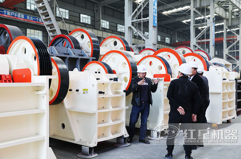 虎口石子破碎機價格實惠，客戶來廠參觀