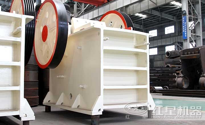 普通鄂式破碎機(jī)，性價(jià)比高，飛輪設(shè)計(jì)運(yùn)行穩(wěn)定