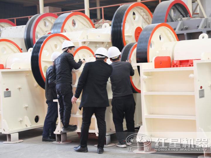 用戶到場參觀鄂式碎石頭機，查看細節(jié)