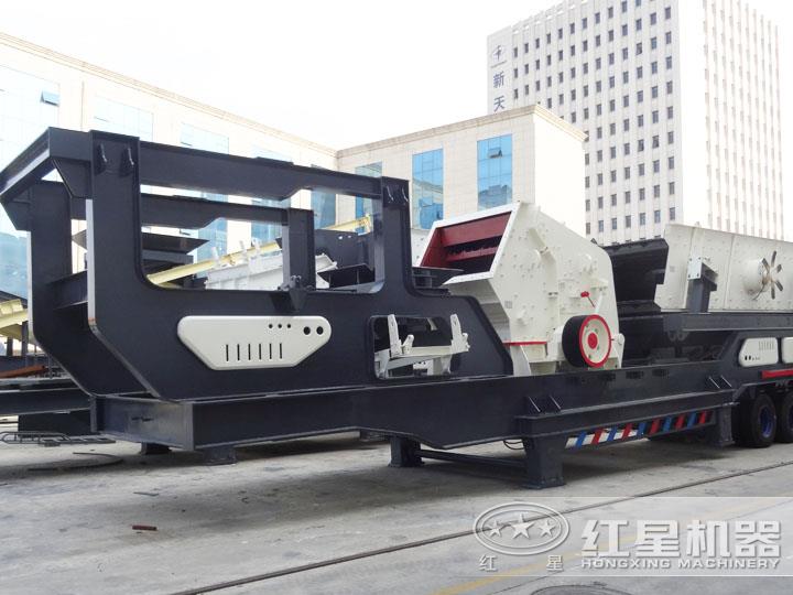 輪胎移動破碎站配反擊式破碎機(jī)，時產(chǎn)70-280t/h，具有整形作用