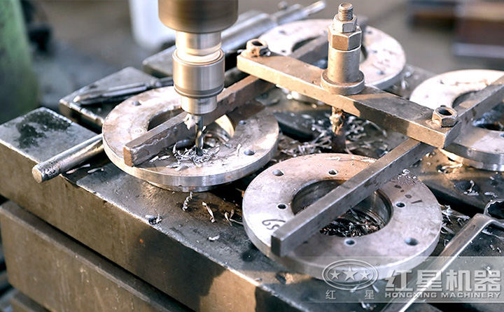 紅星出品，必出精品，匠心工藝打造高品質(zhì)、高性價(jià)比的大中型履帶移動(dòng)破碎一體機(jī) 