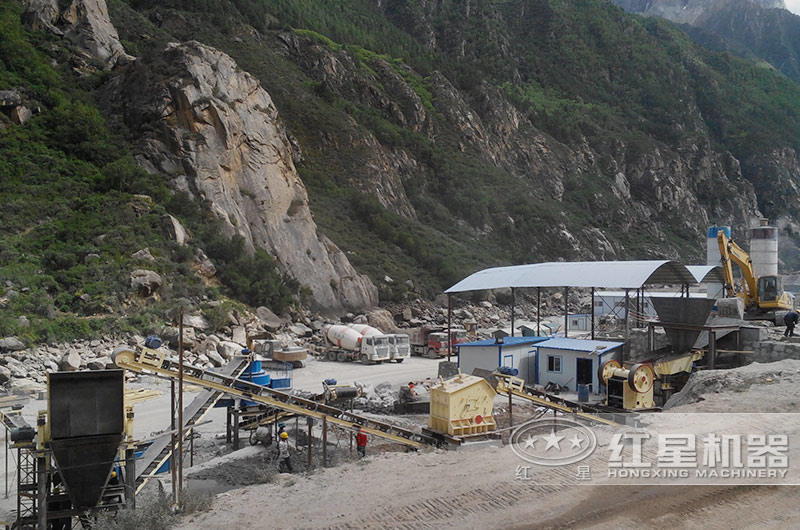 固定人工砂生產(chǎn)線(xiàn)現(xiàn)場(chǎng)，配鄂破機(jī)+反擊破+VSI制砂機(jī)
