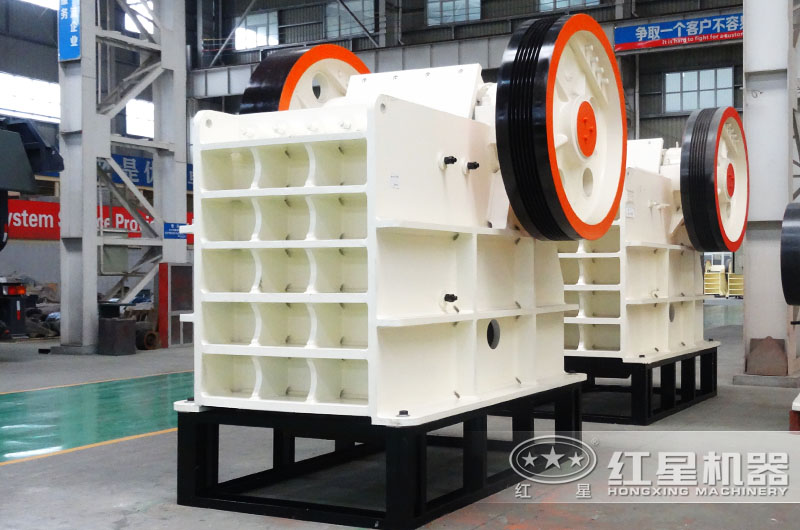 鄂式破碎機(jī)，進(jìn)料口大，產(chǎn)量達(dá)1-2200t/h