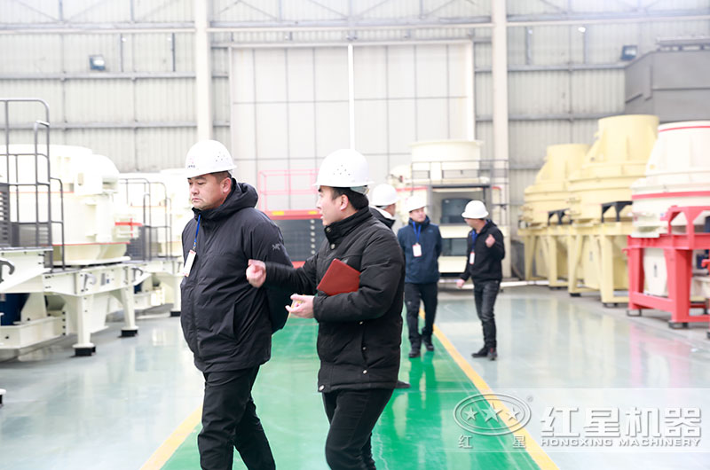 客戶來廠考察，銷售經理幫助選型