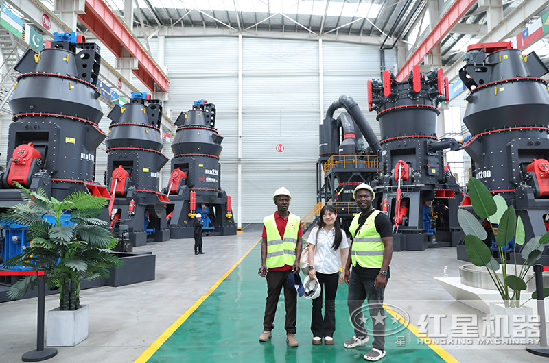 多款類型超細磨粉機生產車間