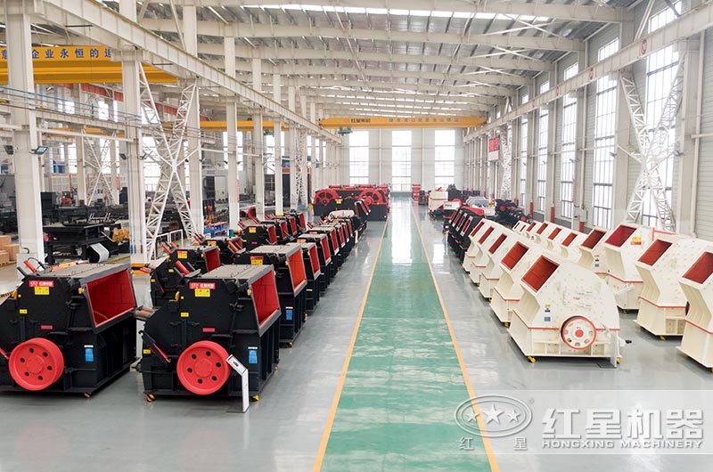 展區(qū)整齊排列的石頭粉碎機(jī)