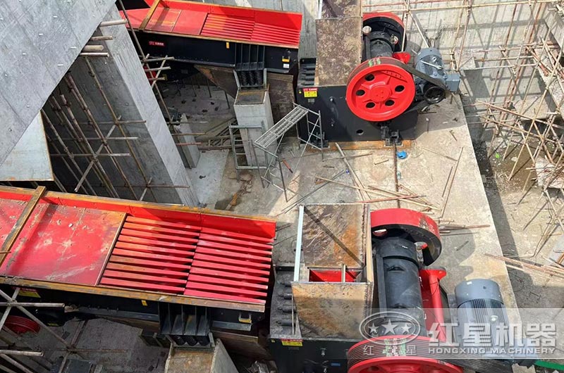 鄂式破碎機破碎現(xiàn)場