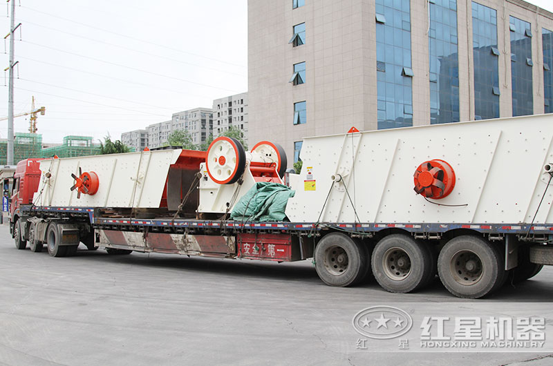 紅星成套粉碎石頭機器裝車發貨中